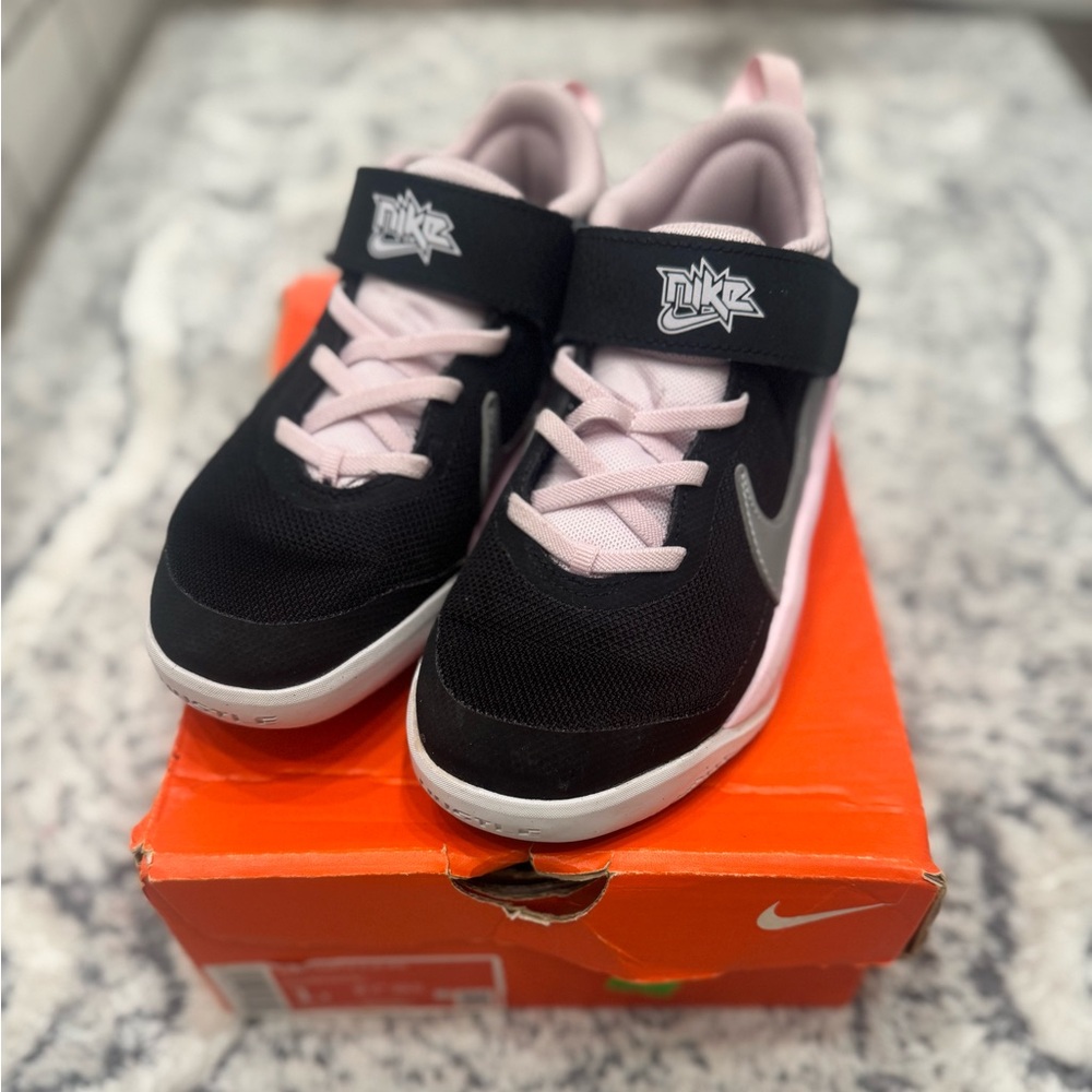 Nike Team Hustle D 10 Basketball Shoes